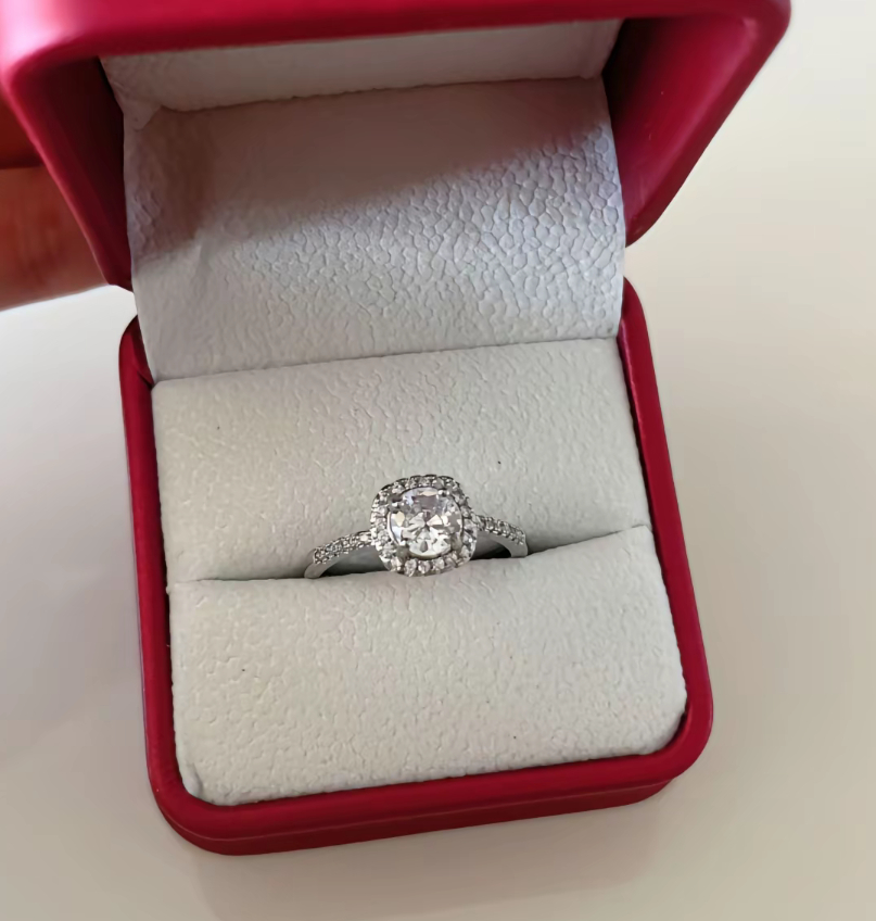 胖东来169元1克拉方糖戒指再上架 💍百元就能拥有克拉的快乐！💖这款被网友叫