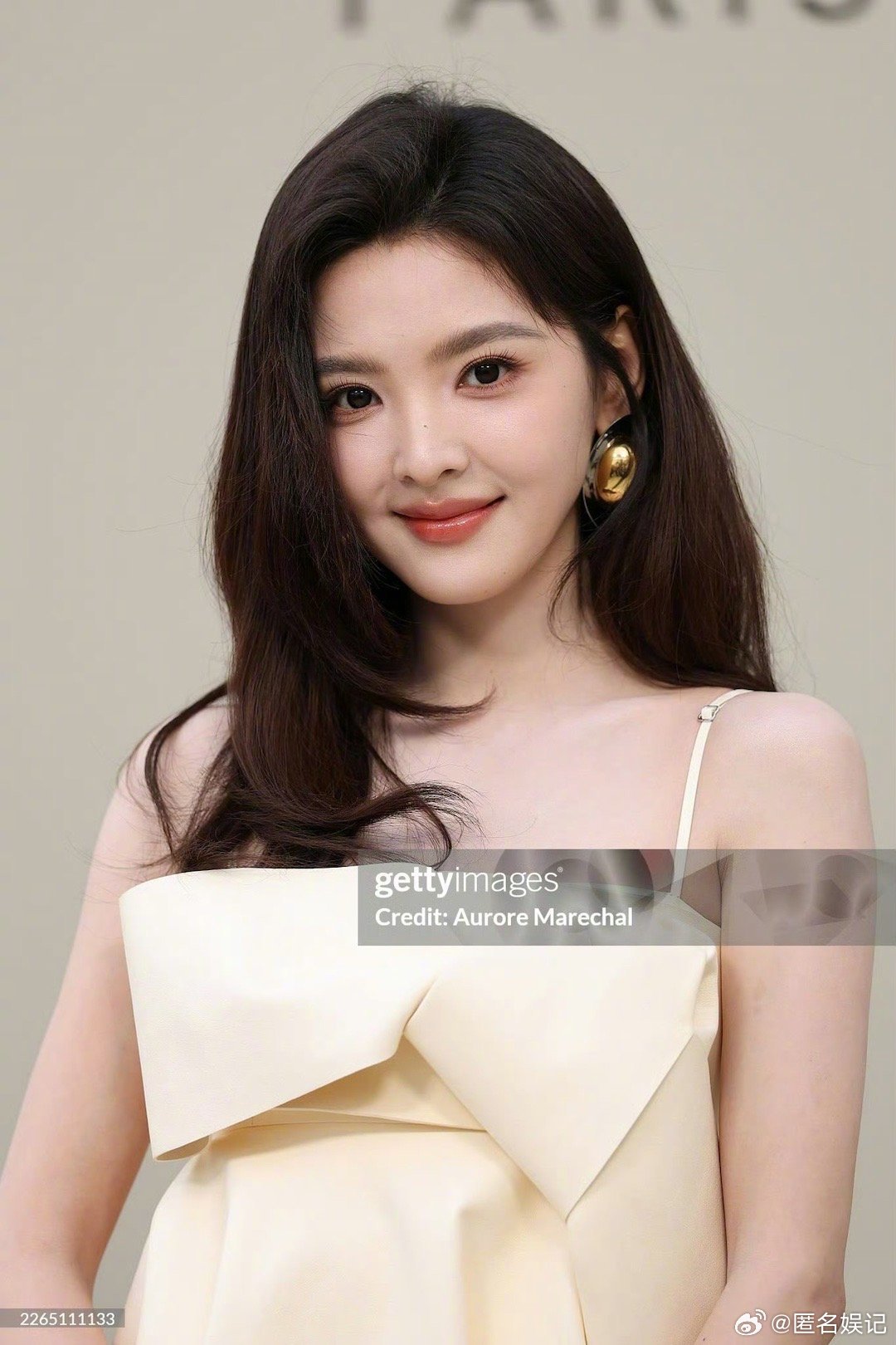 章若楠美甲掉了章若楠美甲掉了两个法式甜妹天花板！章若楠黄色蝴蝶结吊带裙美到失语章