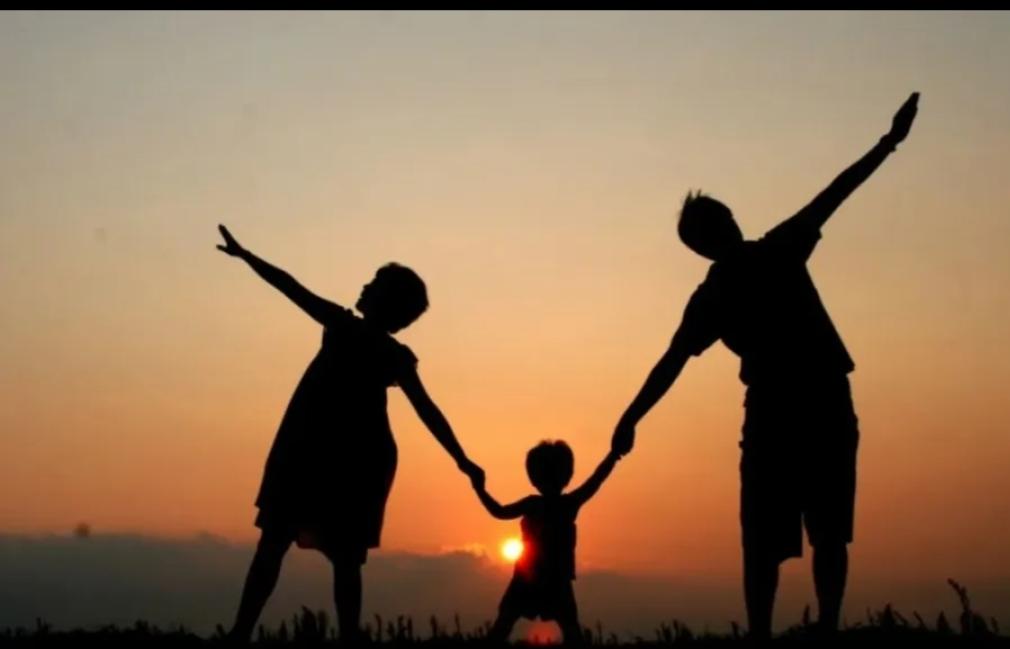 在这起事件中，父母将1020万拆迁款全给了儿子，之后父亲重病需手术费，儿子却拿不