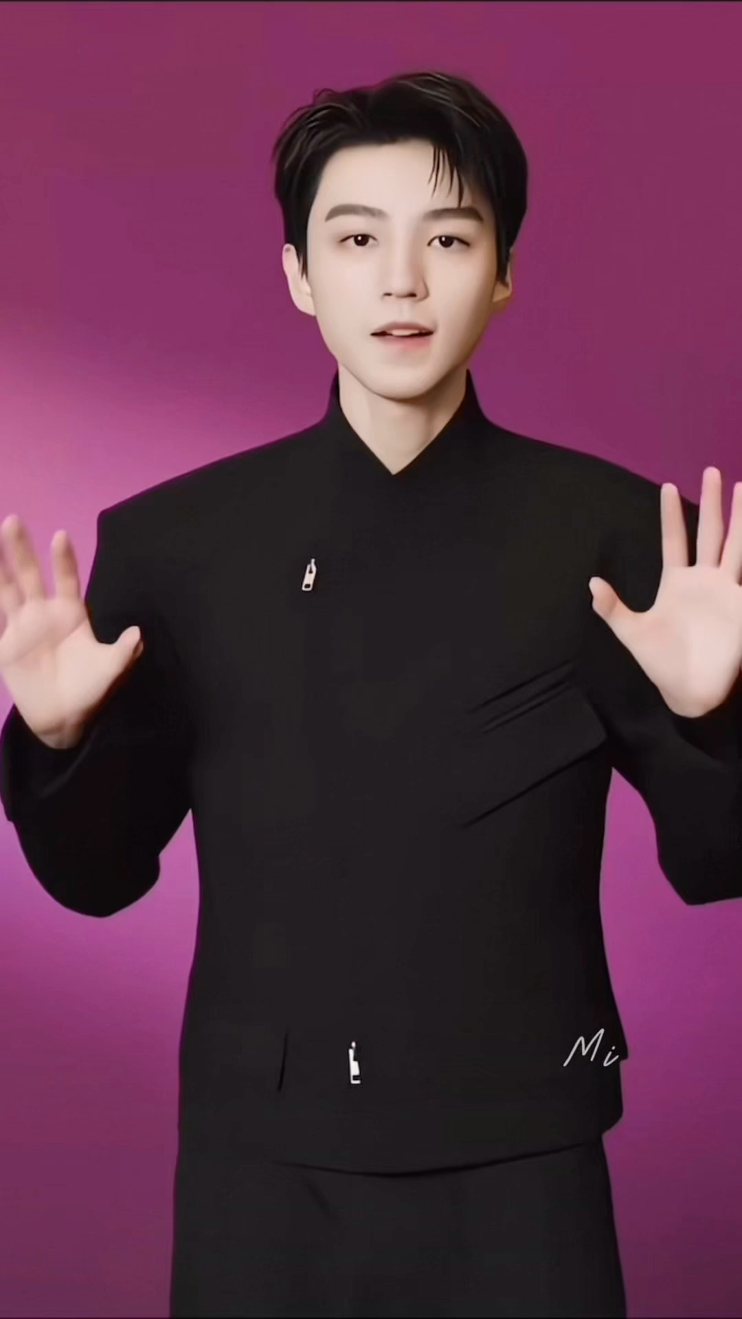 评论区说得特别对，王俊凯的帅是不掺杂什么脂粉气的帅，清爽、干净、文雅又英气，你才