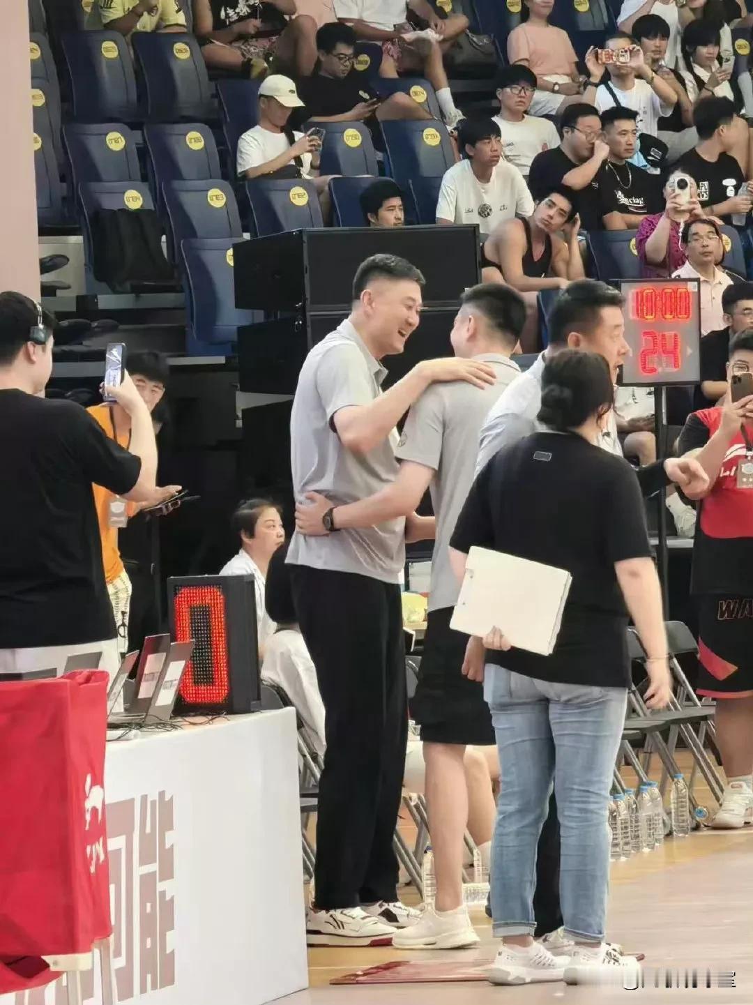 杜锋、杨鸣再度相见，两人摸肩搂腰地热聊起来，对话是这样的～
杨鸣：杜指导，恭喜你