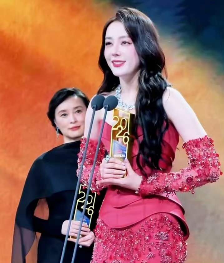 吴越看迪丽热巴的那个眼神 真的是前辈在看后辈的感觉 我也说不上来 但就是有点感动
