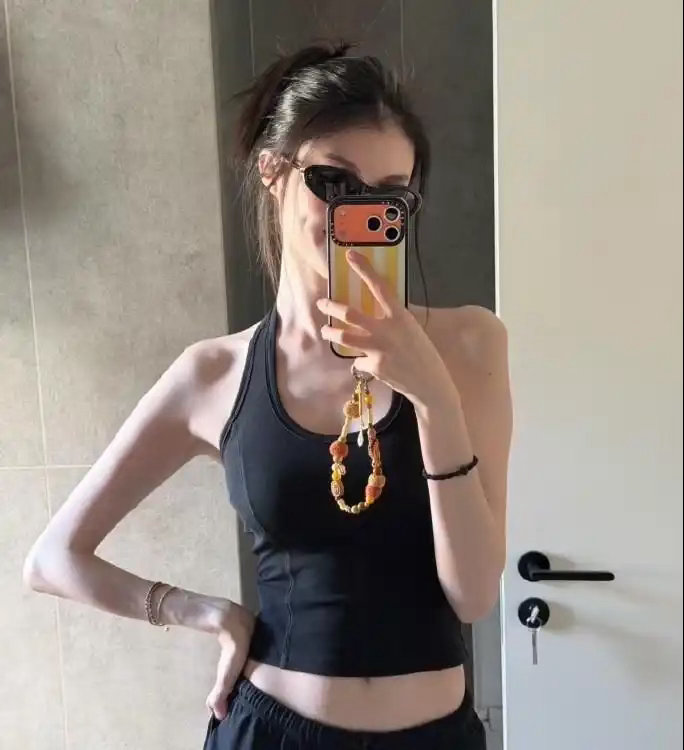 何穗妊娠纹登上热搜引发讨论，网友感慨：就算是超模，也逃不开妊娠纹的困扰 