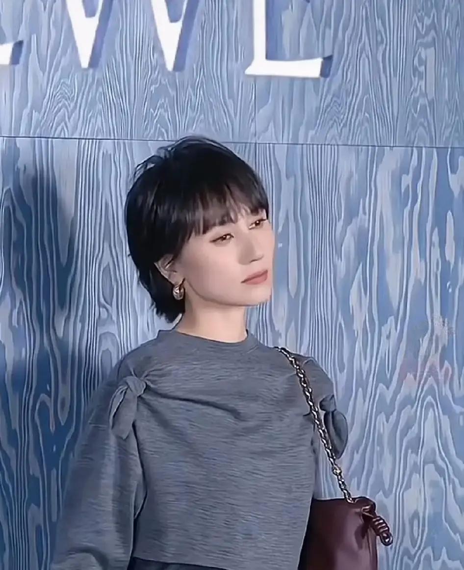 高领衫遮住锁骨那天，淘宝服务器多烧了75%的流量。
不是裙子短才叫贵。
袁泉身上