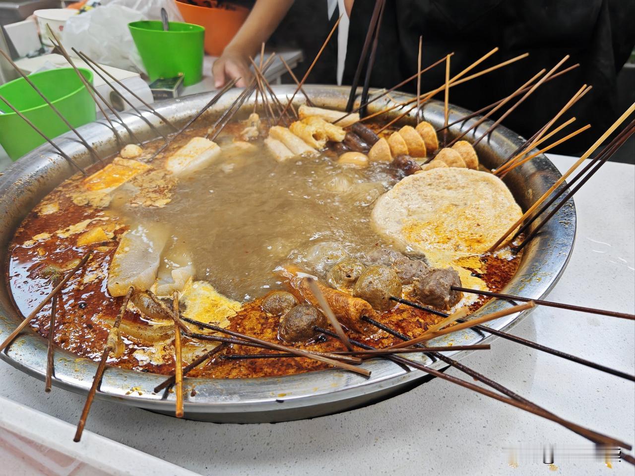 我今天逛街时，看到荆州一些麻辣烫店、麻辣香锅店推出单人套餐，不是那种随便凑俩菜糊