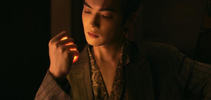 许凯胸肌差点失守 身材线条流畅，尽显男性魅力 