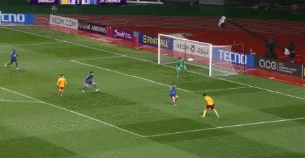 运气太好了！面对光州FC，上海申花在上半场有两次逃过一劫：一次是疑似红牌，另一次