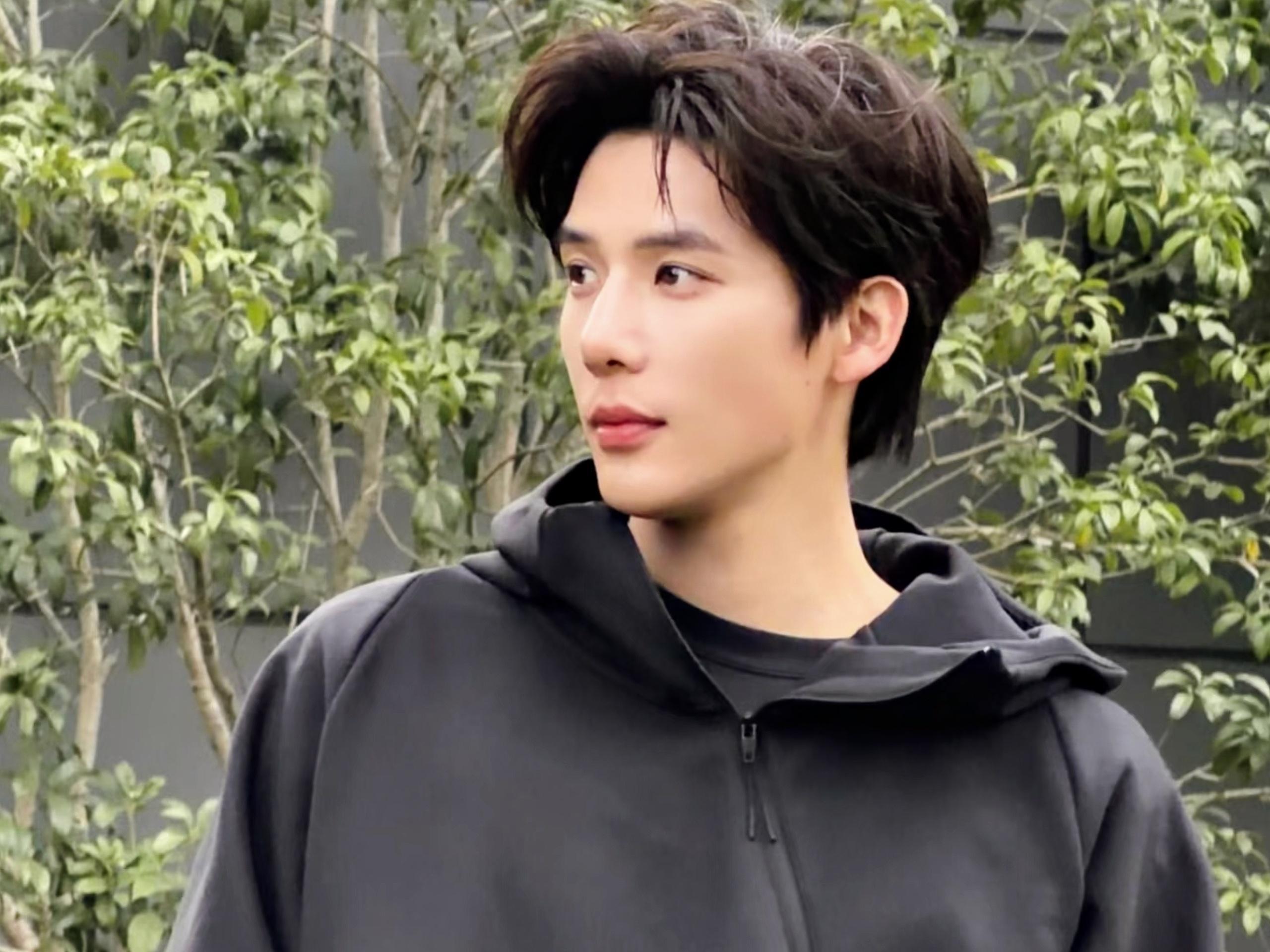 王安宇季清和 👾 王安宇你那儿几点 偏爱烟火四季 虽彼人声嘈杂 眼中星从未黯淡