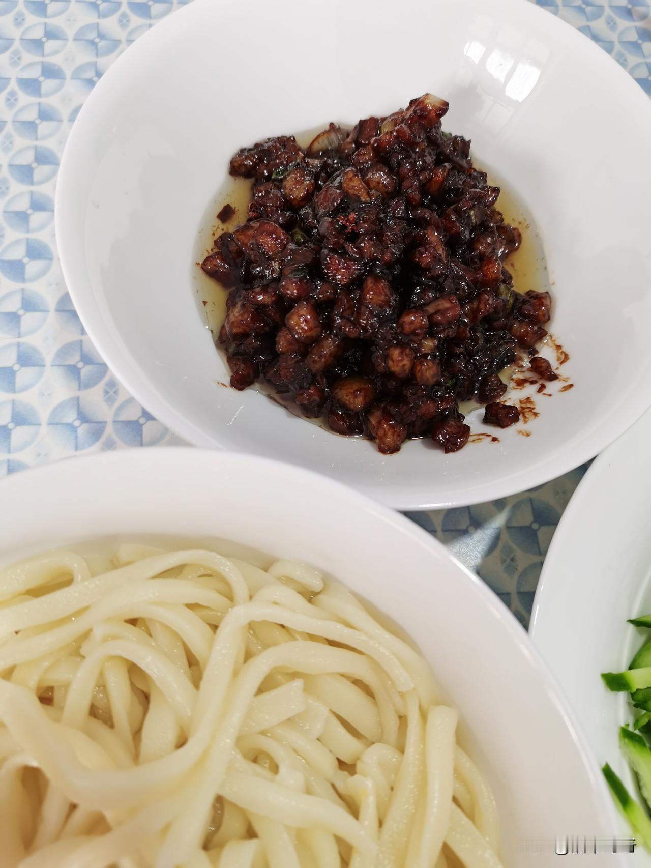 面馆老板问我要粗面细面，
随口说了句随便，
端上来粗细混杂一碗，
老板：随便就是
