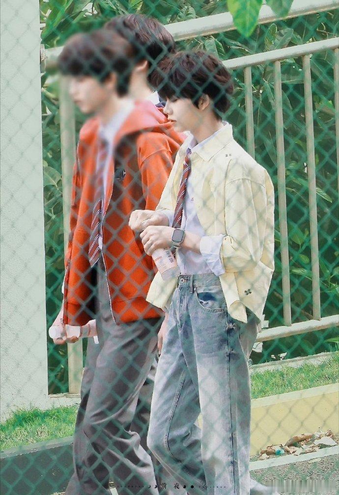 陈奕恒我们的少年时代2衬衫路透陈奕恒我们的少年时代2条纹领带 陈奕恒这身衬衫领带