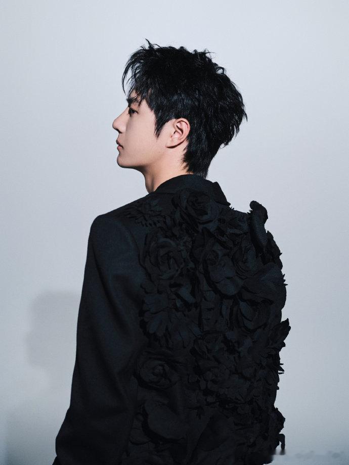 王一博真代言了剃须刀  短片里王一博以黑西装造型闪亮登场，那迷你剃须刀在他手中就