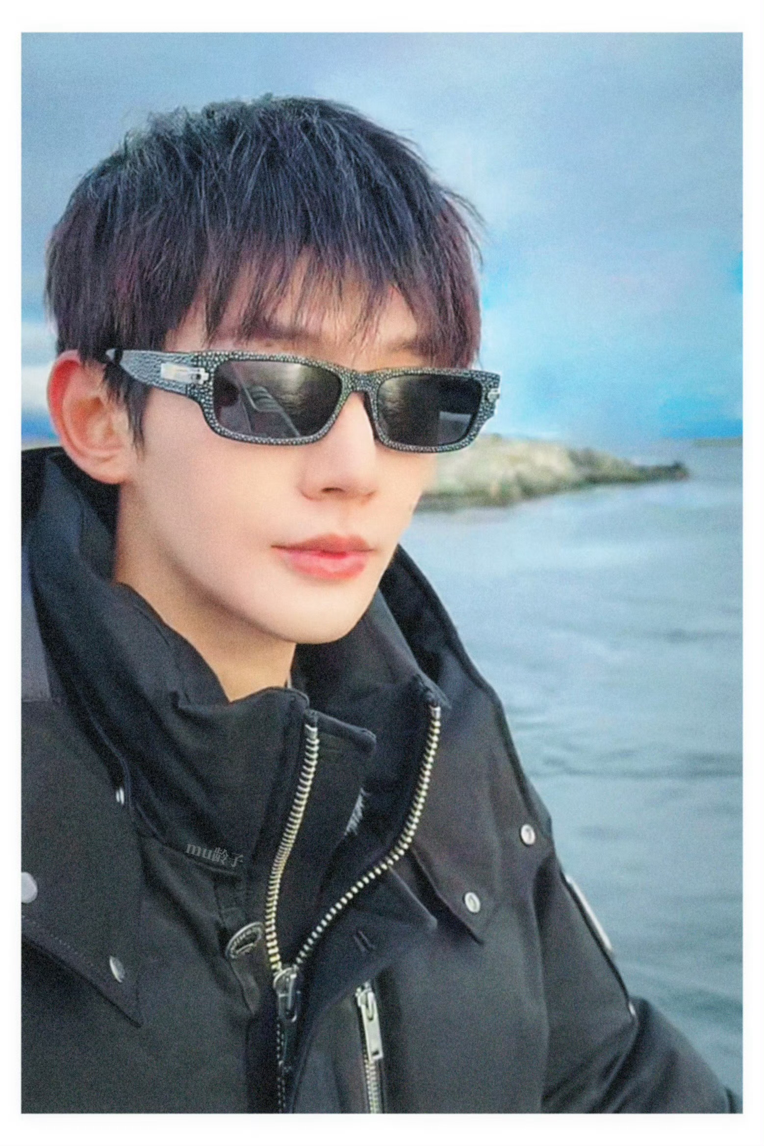 花儿与少年8见面会外在是浑然天成的时尚感，内里是不加修饰的温柔本心✨邓为身上难得