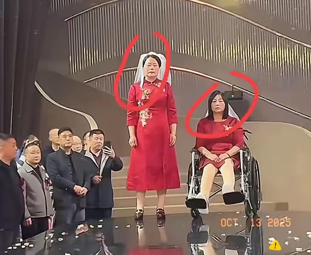 解清帅的这两个妈妈为了话题，为了热度，也是拼了。全身上下都是戏，穿红色的旗袍。带