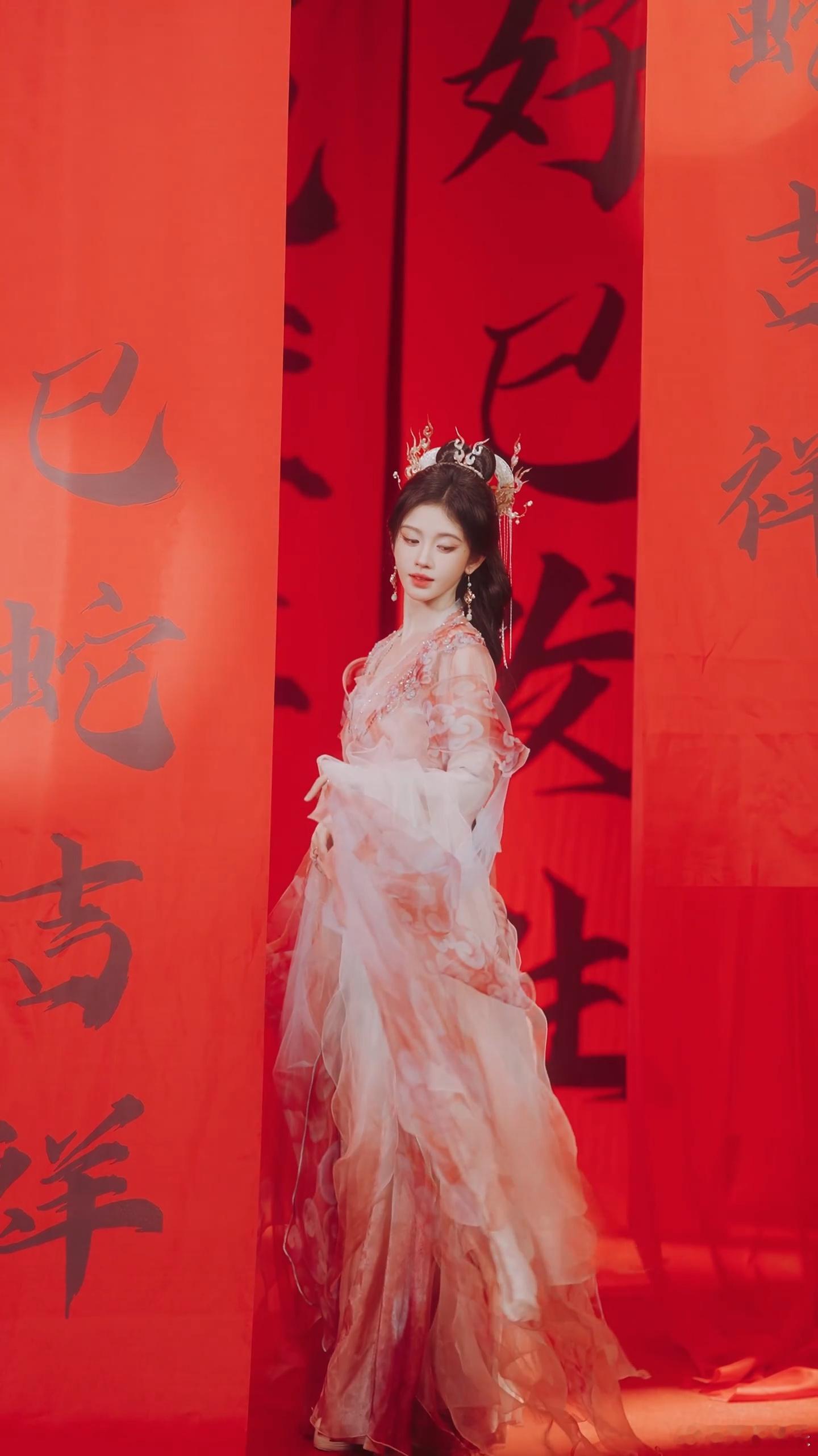 看了 鞠婧祎明眸灵动大片  ，终于明白什么叫一眼万年！她的眼神中既有少女的纯真，