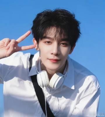 夏之光小鹿眼干净又灵动 那双眼睛藏着青春的气息，每次对视都像是时间停滞，温暖的光