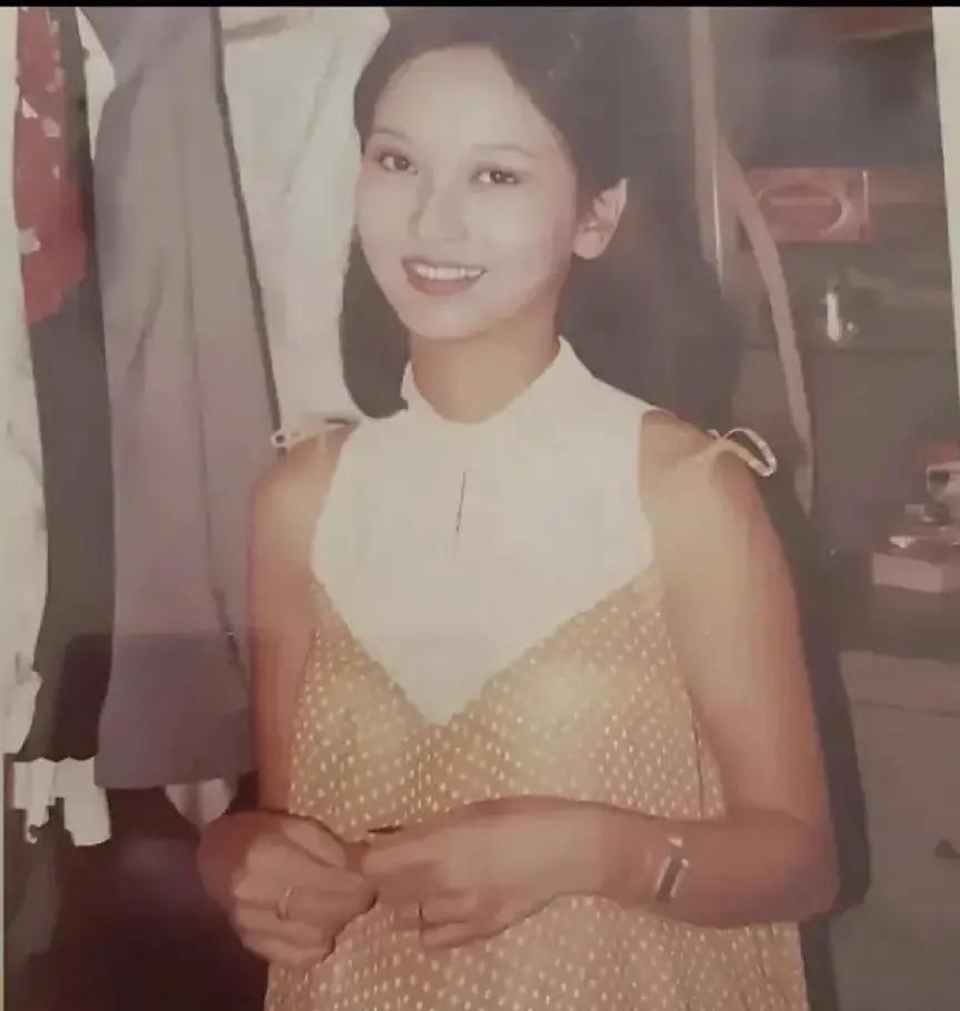 这张照片拍摄于1986年，照片上的人是著名演员赵雅芝，当时她还很青涩，此时她已经