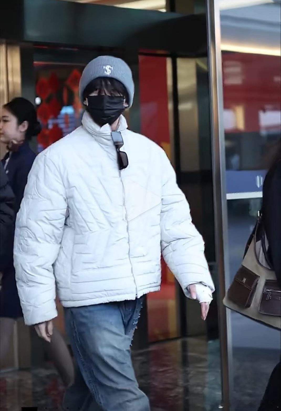 杨洋又回横店了，这剧还是要拍的嘛 