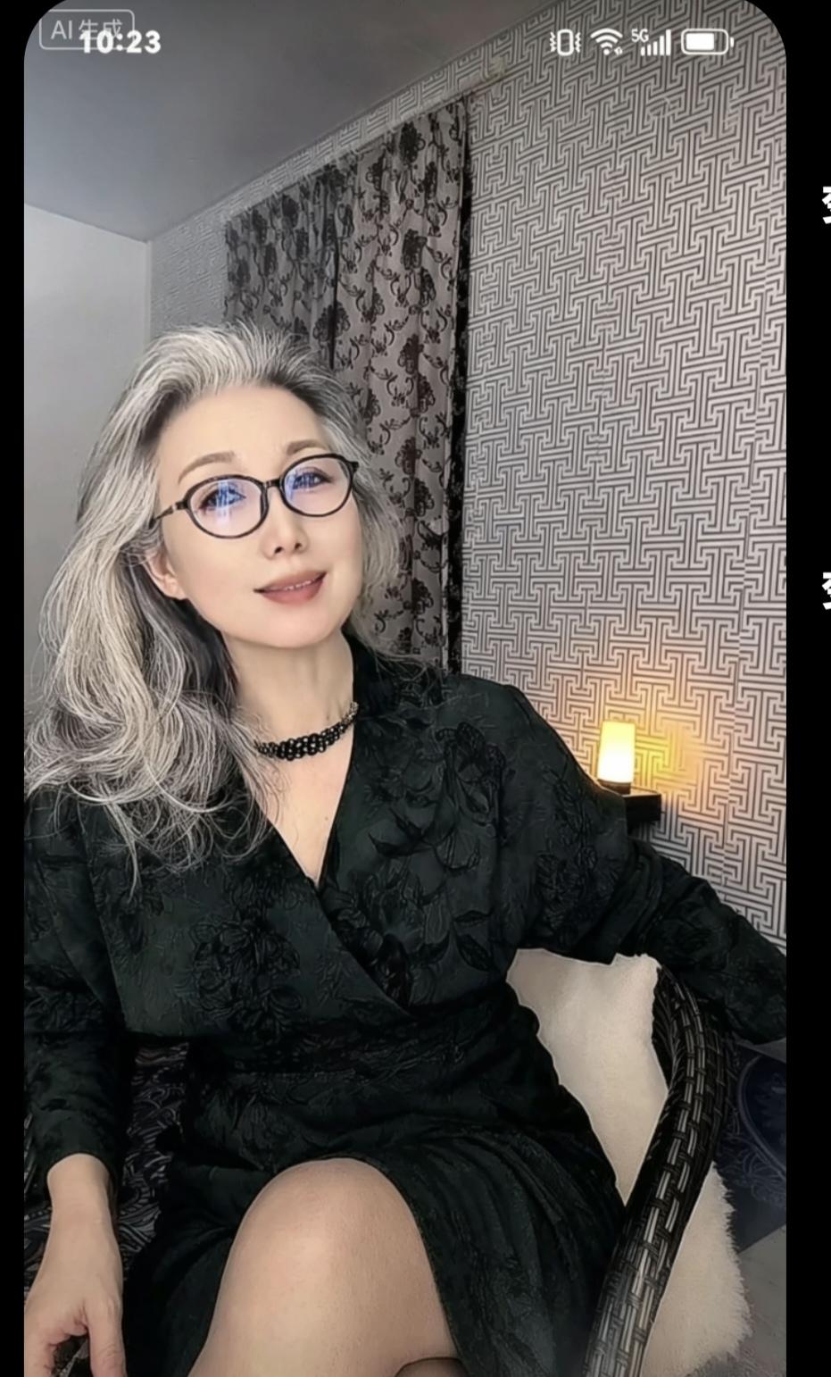 如果你身材好，皮肤白那么白发披肩也很美。在一个视频中看到这美女的奶奶灰披发太美了