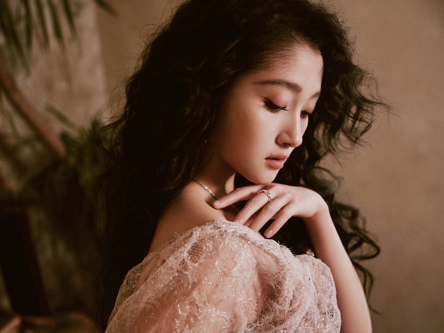 关晓彤的妆造正确 羊毛卷公主已上线！关晓彤今晚造型从妆发到礼服都无可挑剔，完美诠