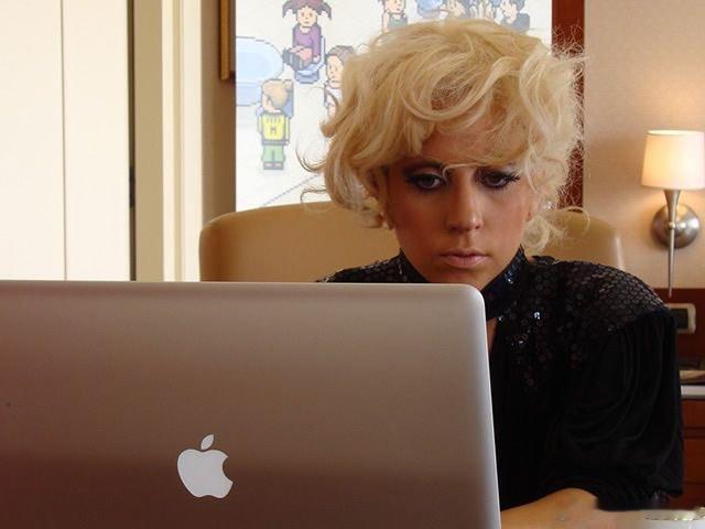 经典回顾十七年前，Lady Gaga 在像素网游 Habbo Hotel 线上和