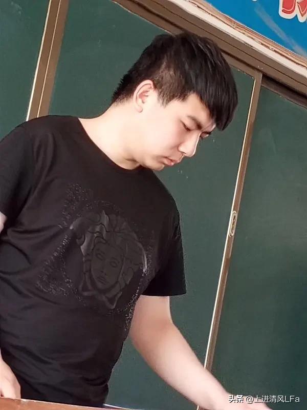 我最难忘的老师是高中历史宋老师。他今年87岁了，我历史成绩不好，有次历史课我埋头