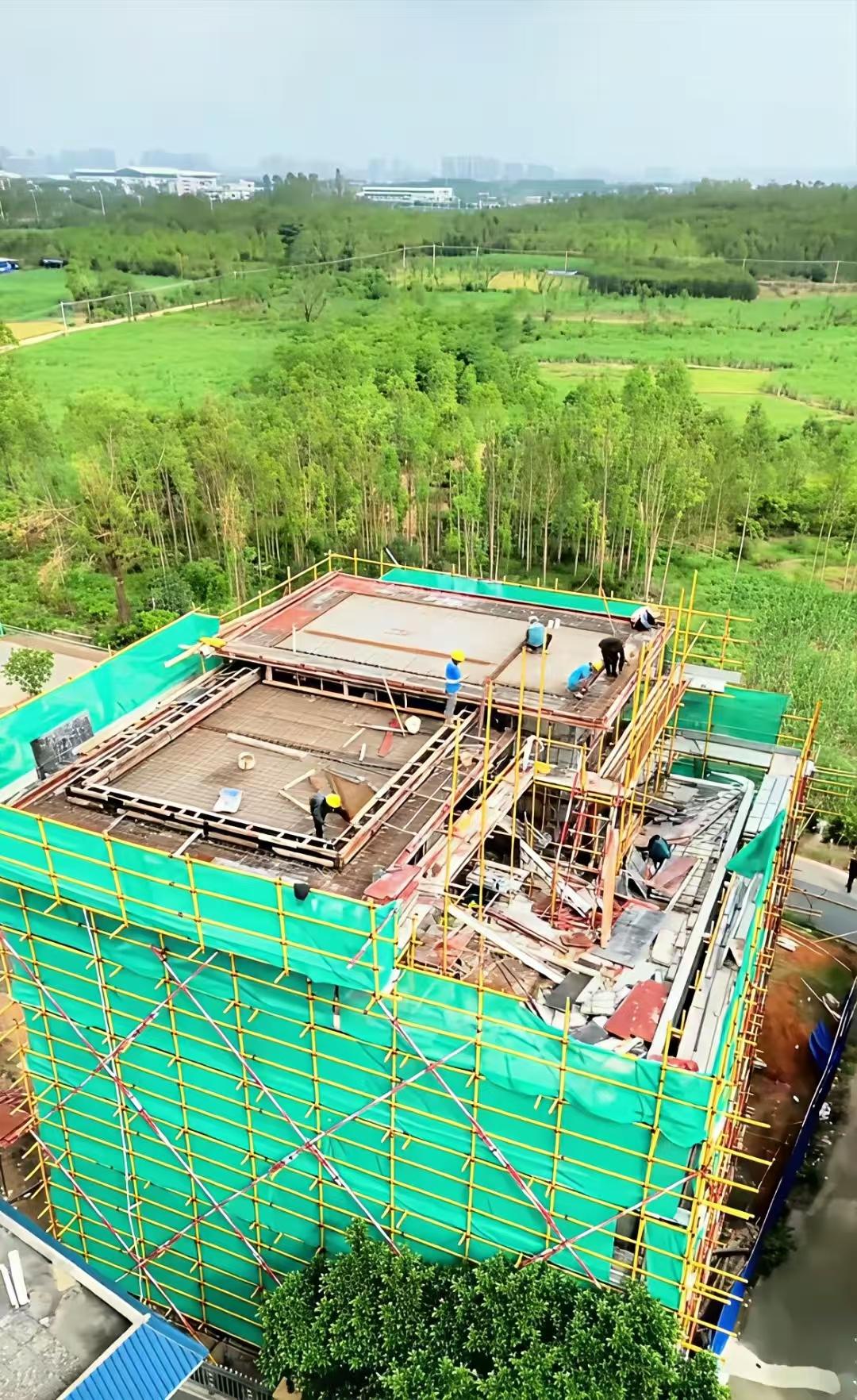 新房封顶了！
全红婵家的新房封顶了！全爸买了一打厚厚的鞭炮庆祝这喜庆的一天！
