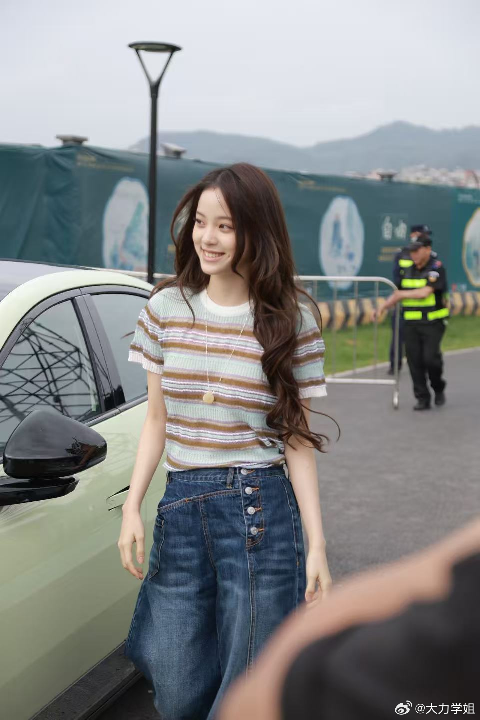 欧阳娜娜开新款MONA冒雨参加发布会欧阳娜娜怎么这么美明星果然是明星，站在那就好