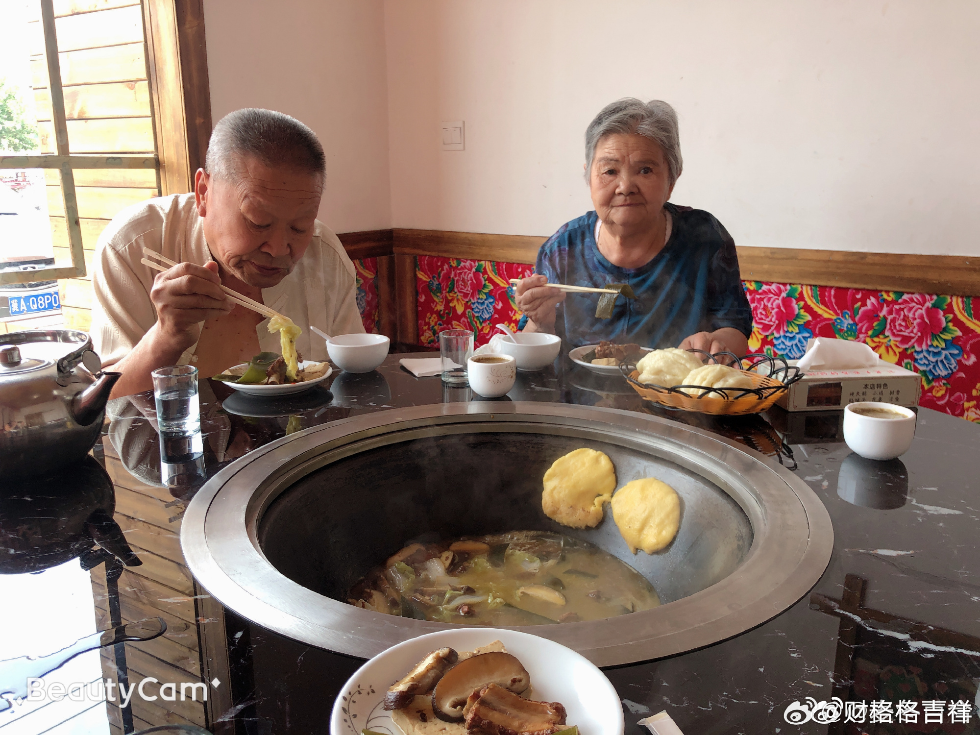 虽然嘴上口口声声不想管老爹攒的破烂，可是不管的话，车库里的破烂已经堆积如山，再不