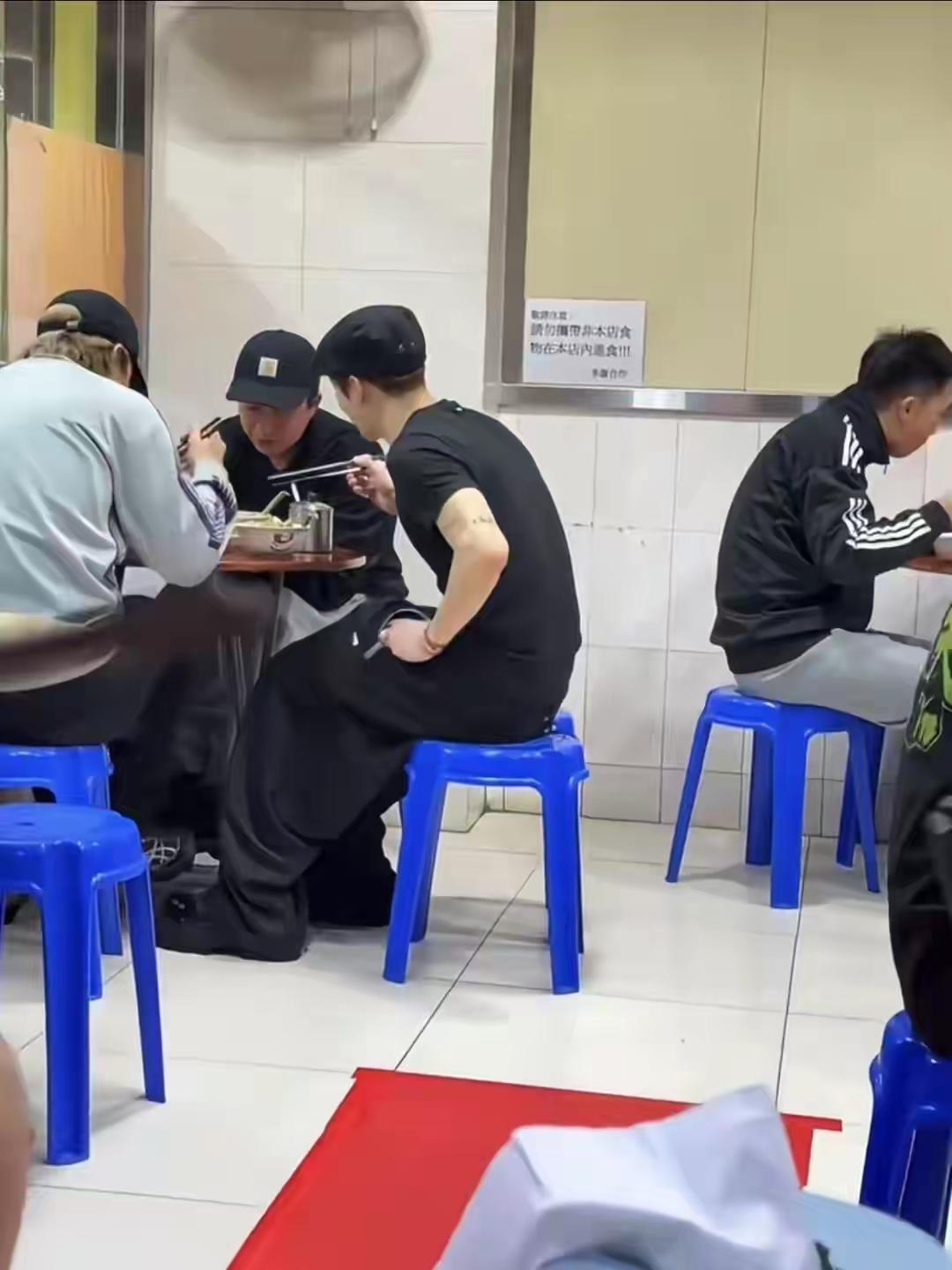 近日，王嘉尔在香港街头低调出行时被粉丝偶遇。即便口罩遮面，他一身潮流穿搭仍难掩出