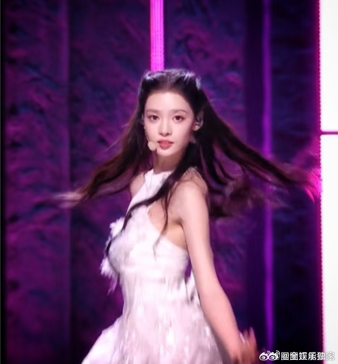 张艺上 下次争取只美不崩溃 张艺上镜头感十足，生图也能轻松hold住全场。 