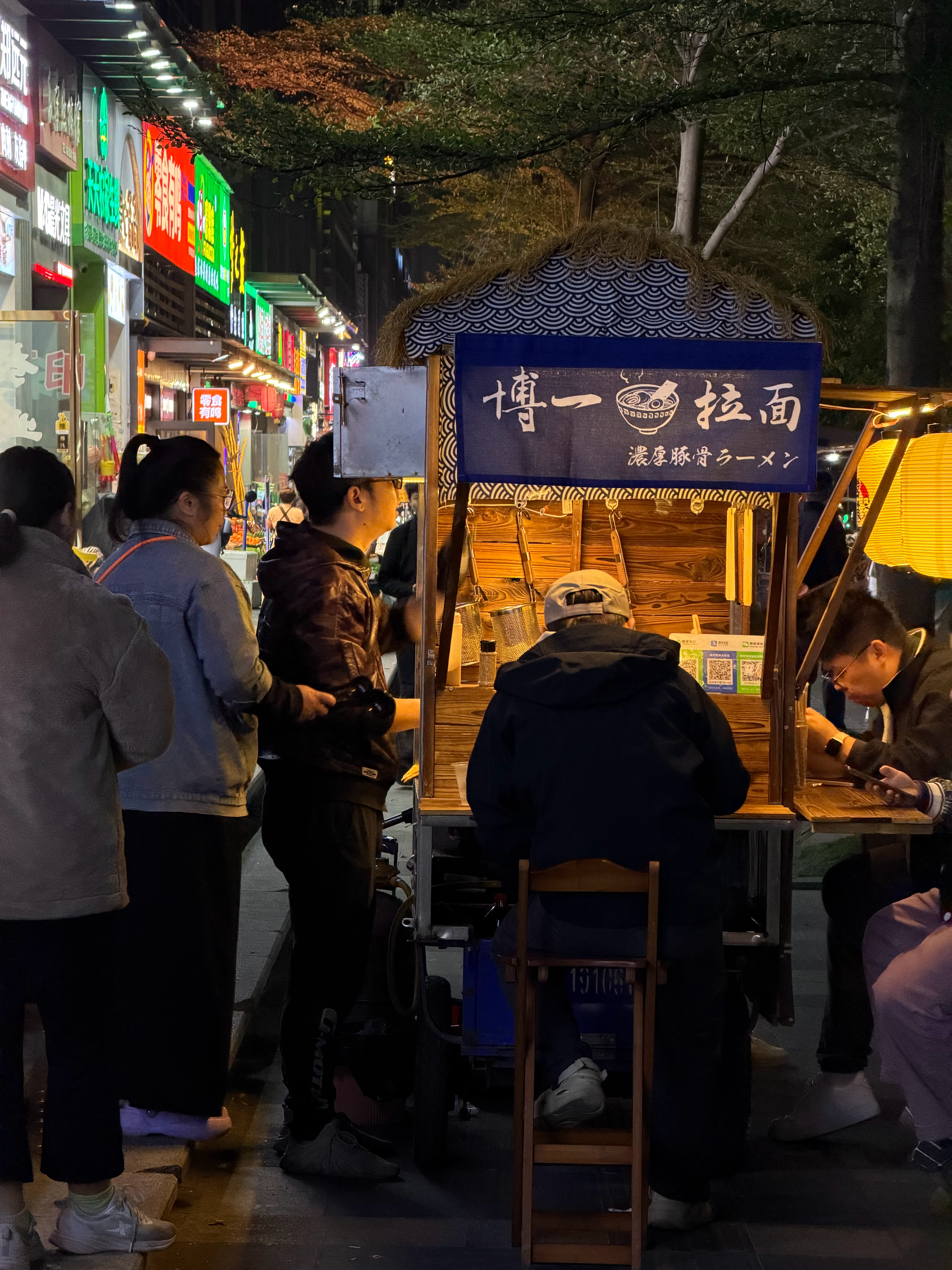 竟然在广州街头遇到了一个做拉面的屋台，整了一碗真不错