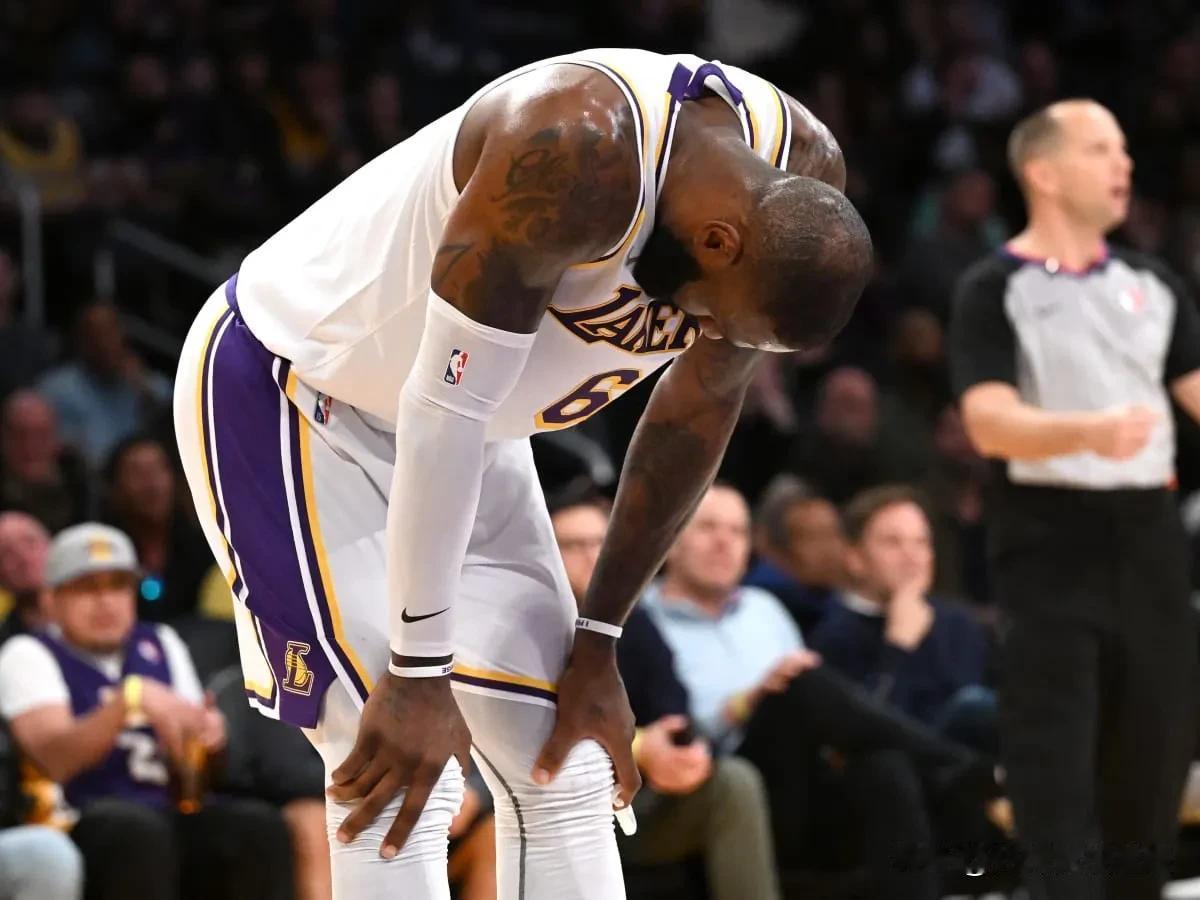 勒布朗詹姆斯在输掉系列赛中队友的表现：

场均26.5分（韦德 2011年）
场