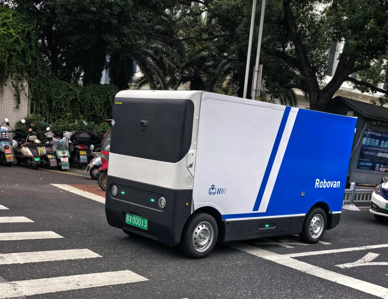 不知从什么时候开始，苏州街头大量出现这种无人配送车。

方盒子造型，外形呆萌，蓝