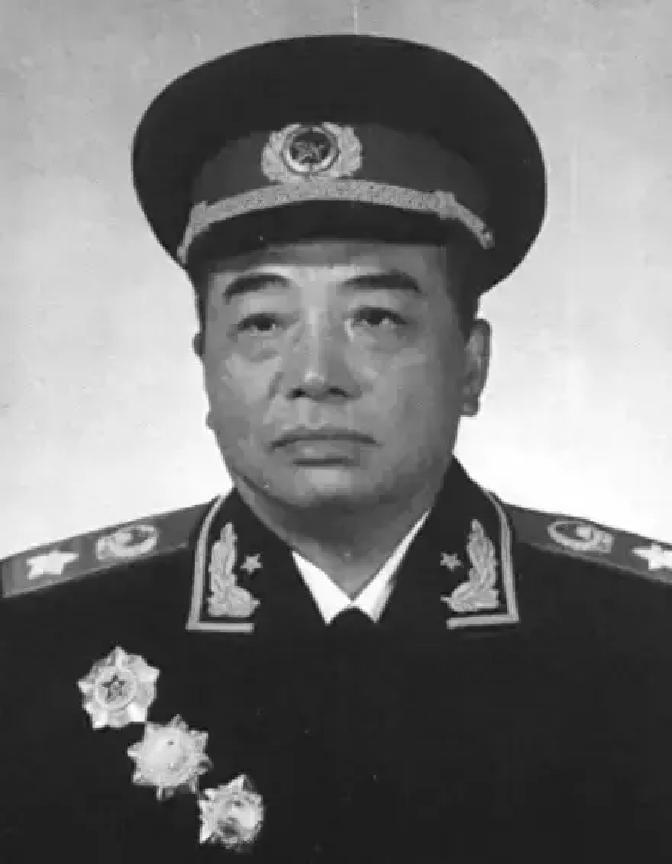 1955年，授勋礼过后，彭德怀热血沸腾地闯入毛泽东办公室，毫不掩饰地挥拳高呼：“