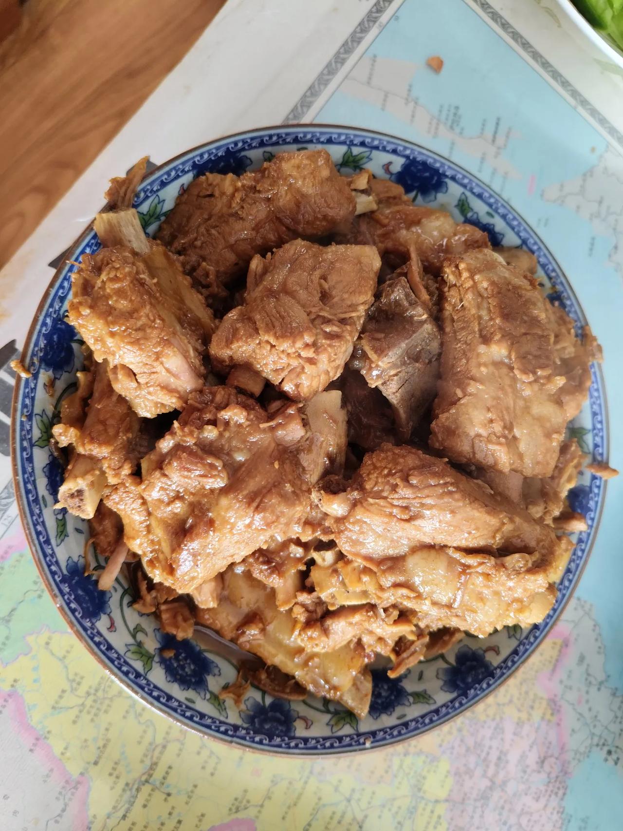 晒出你的美食配料今天周日，女儿全家来我家午餐，外孙子还带来一个同学，我准备了六个