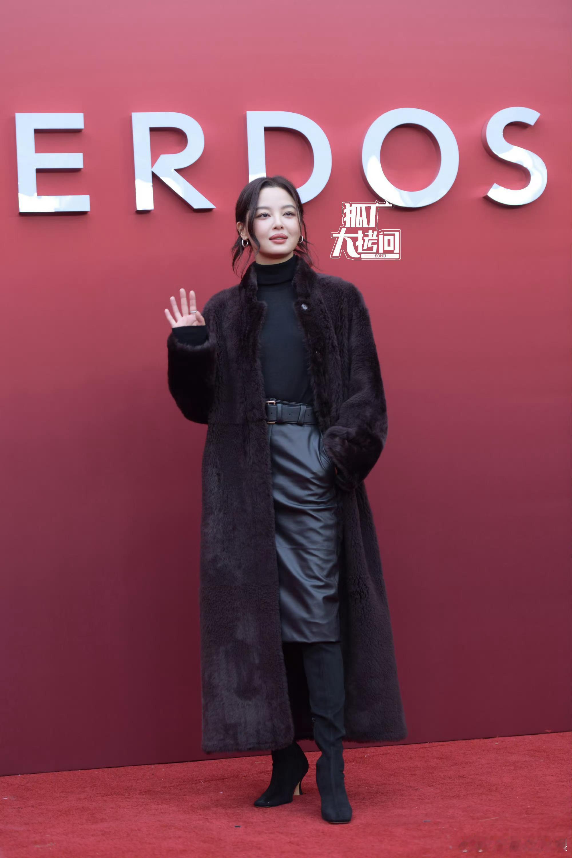 辛芷蕾井柏然刘雯同框30日活动现场的神仙同框来啦！辛芷蕾井柏然刘雯相邻看秀，每一