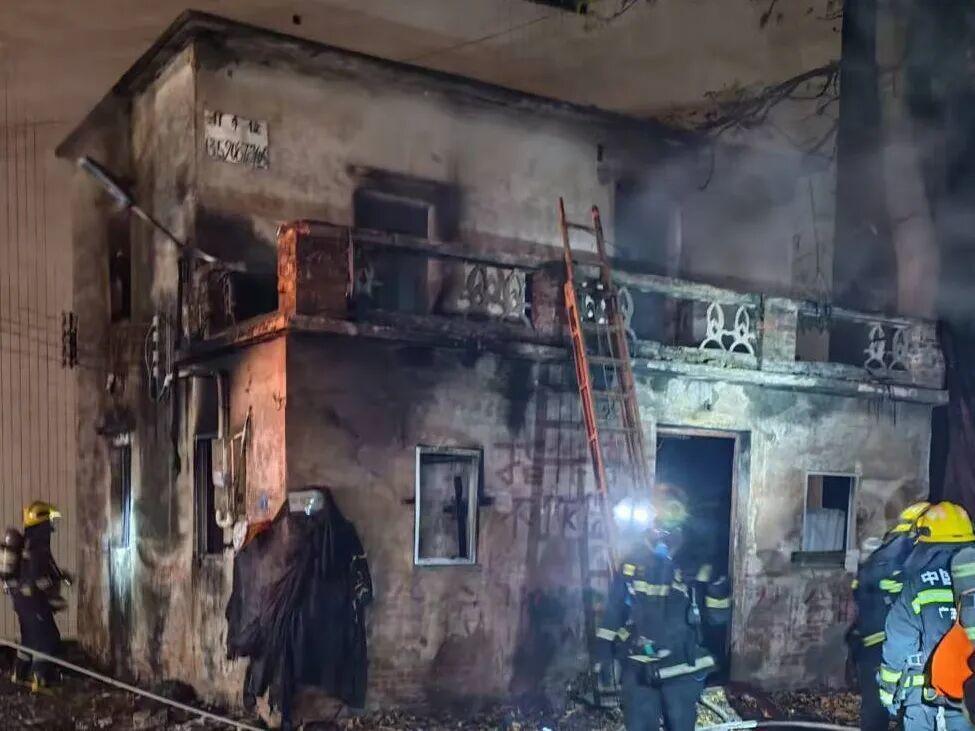 广东中山一男子陈某，想进空置自建房捡废品卖，被围墙拦住进不去，当场恼羞成怒。 他