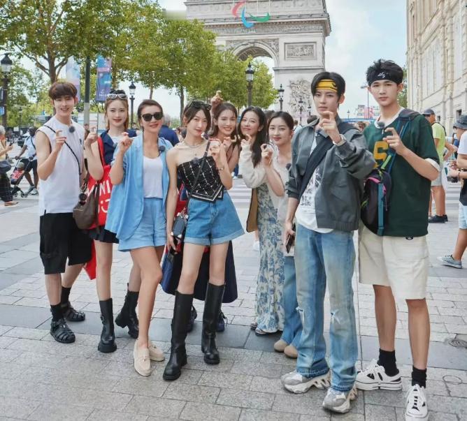 宋茜，你还有什么惊喜是大家不知道的[惊喜][惊喜]

在《花儿与少年6》的大合照