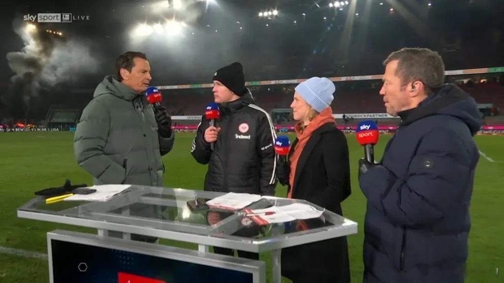 科隆和法兰克福赛后，天空台还在采访法兰克福梅开二度的前锋布尔卡特，身后却是客队看