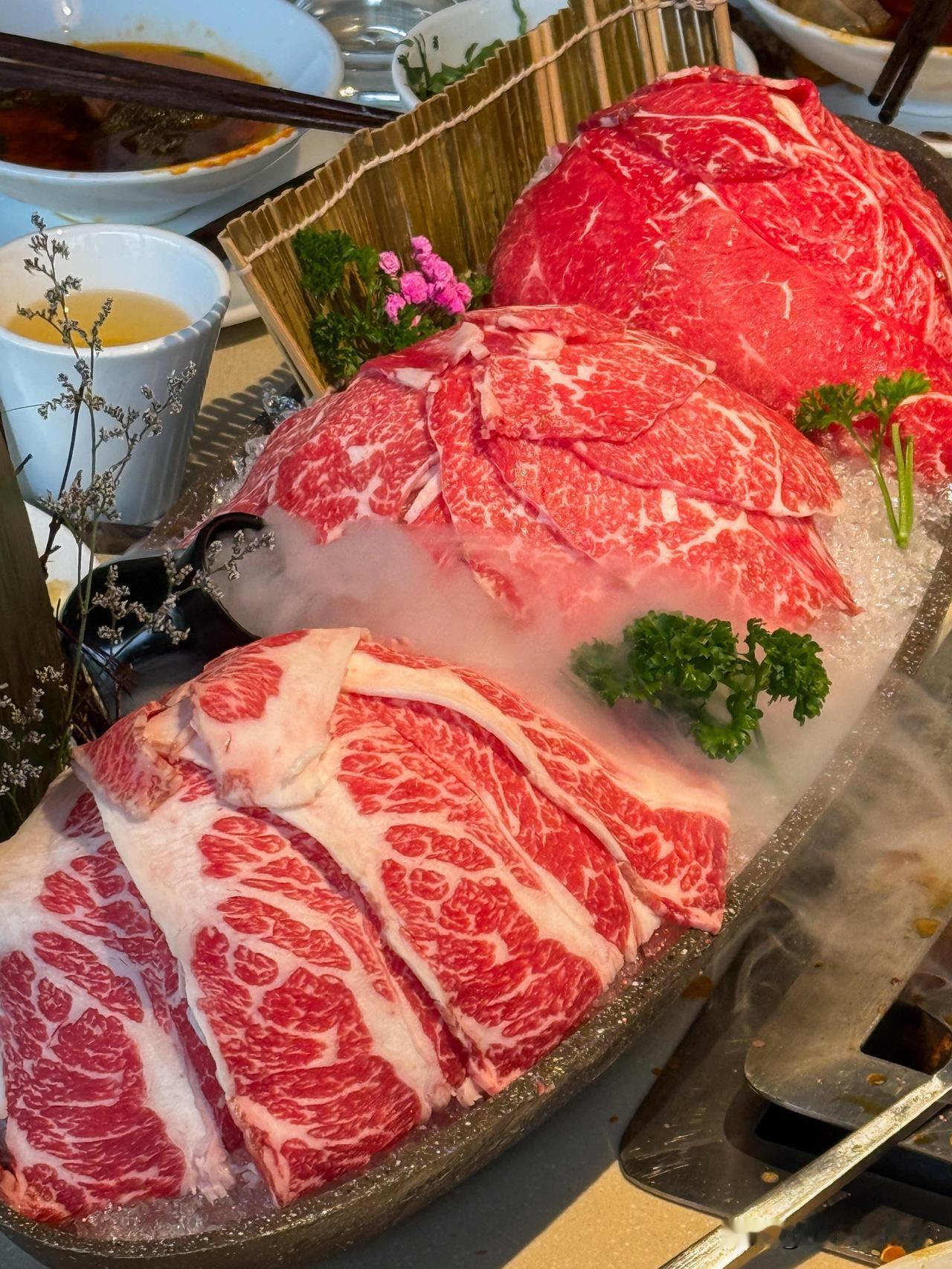 福感寺遗址上烫一口米其林火锅
少街市里聚一席川味宴飨
成都人的老朋友锦城印象火锅