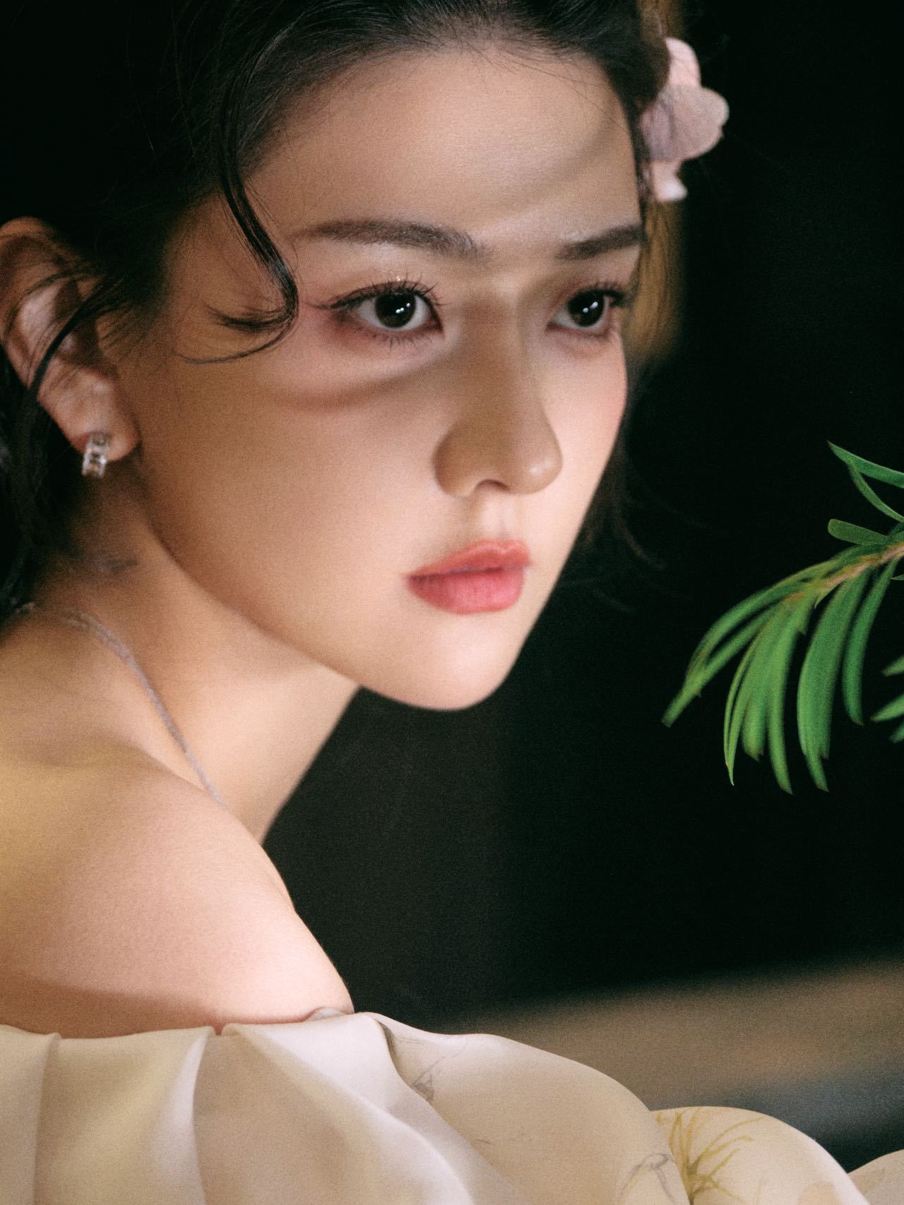 梁洁 花仙子 此女又美出新高度，一身花朵拖尾长裙现身爱奇艺尖叫之夜，清新脱俗又优