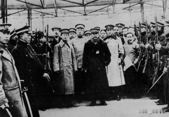 这张照片拍摄于1912年，记录了孙中山先生在上海乘坐火车前往南京，准备就任中华民