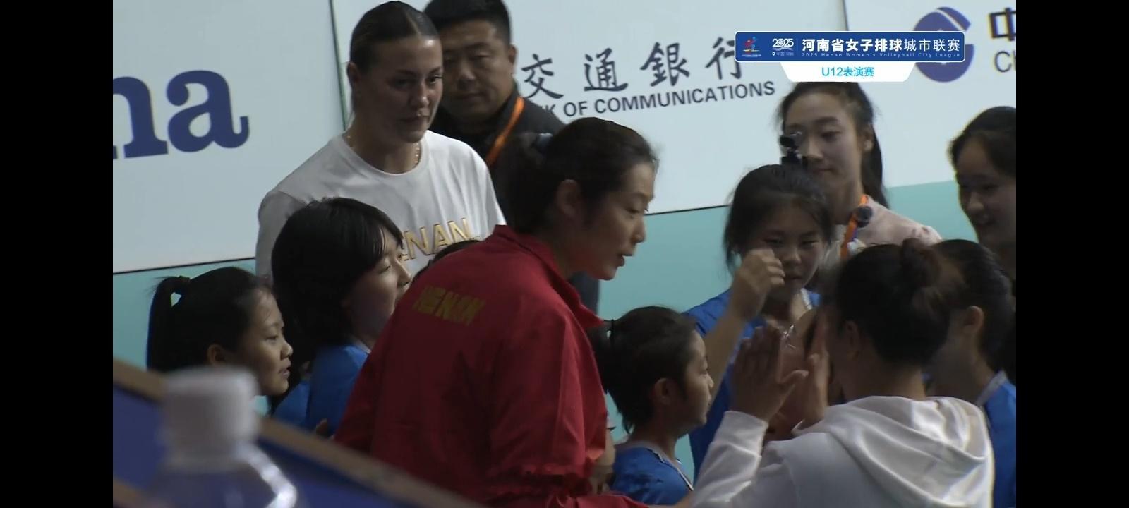 朱指导上线[耶][加油][加油]，这个在赛场上的专注力已经成习惯了，指导小朋友好