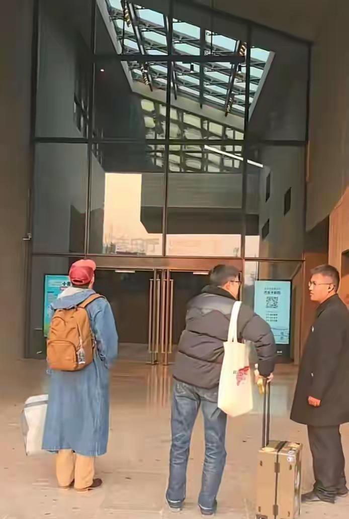 汉森这次来西安，身边多了一个人。
照片里那位和他牵着手女性，被眼尖的网友确认，就