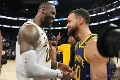 据NBA分析网记者皮尔西最新报道，勇士和湖人讨论了一笔围绕詹姆斯的交易可能在休赛