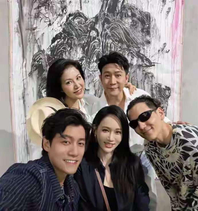 47岁陈乔恩上海主持老公画展，夫妻俩又一次公开同框，互动好甜蜜 