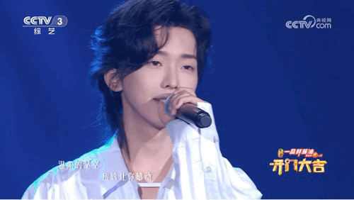 哇哦！在 CCTV3《开门大吉》中惊喜听到小杨唱歌啦！🎤当熟悉的《流星雨》旋律