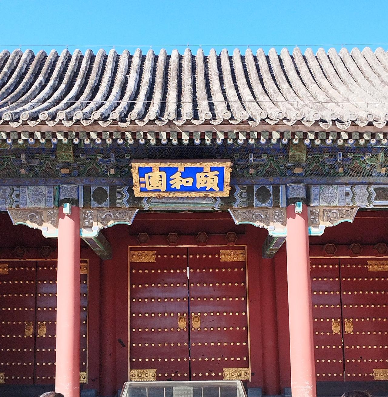 和节日期间人挤人相比，今天的颐和园游客少了许多。
从东宫门进入颐和园，你首先就会