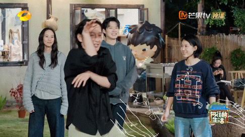 谁能想到《向往的生活》晚饭后的娱乐竟是“蛇舞”？黄磊和董子健带领大家疯狂练习走位