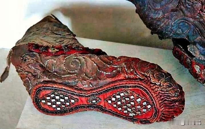 这是一只拥有约 2300年历史 的塞人（Scythian）女性皮靴，它因长期埋藏